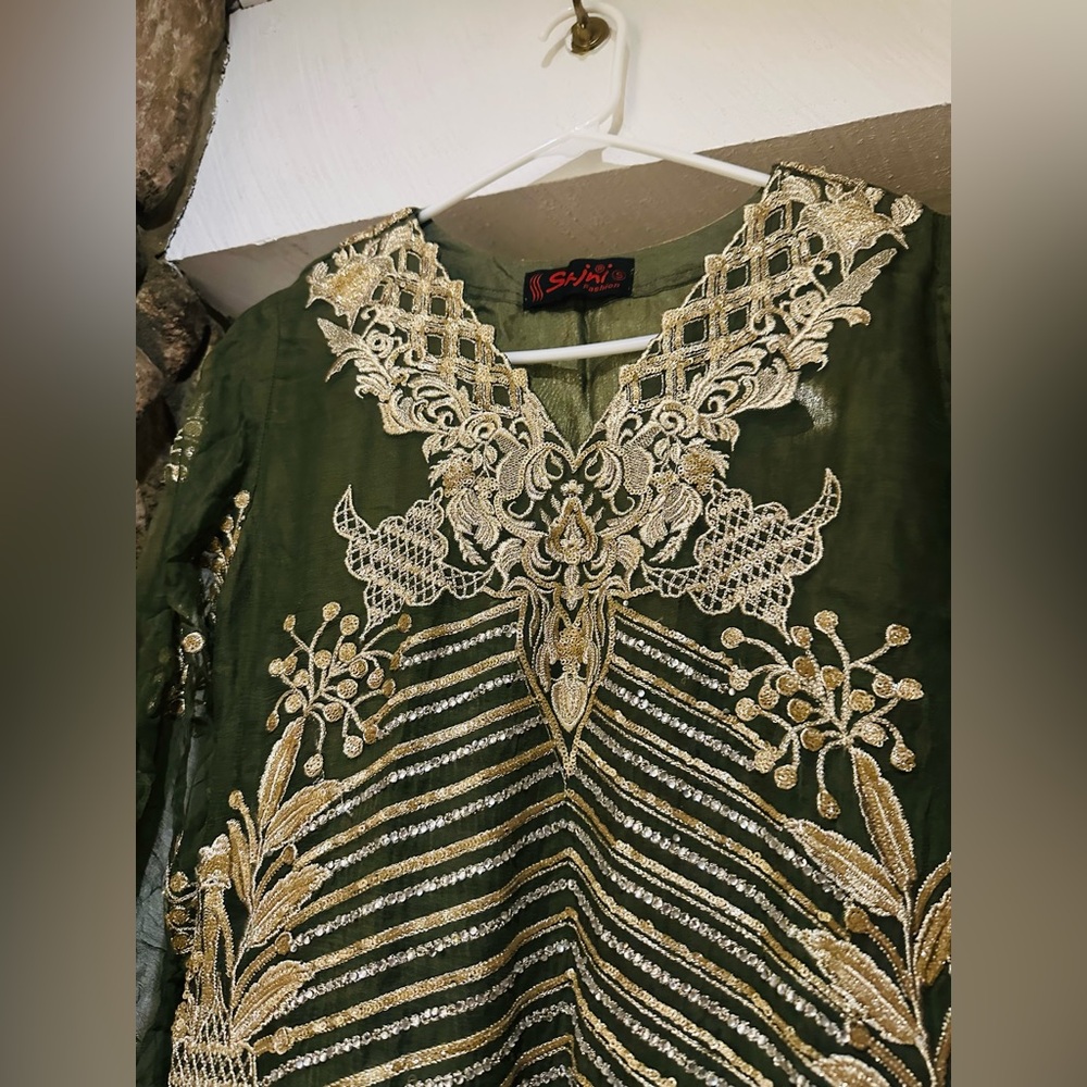 Pakistani formal 3 piece Green & Gold Embroidered Suit - Size S. - Picture 5 of 13
